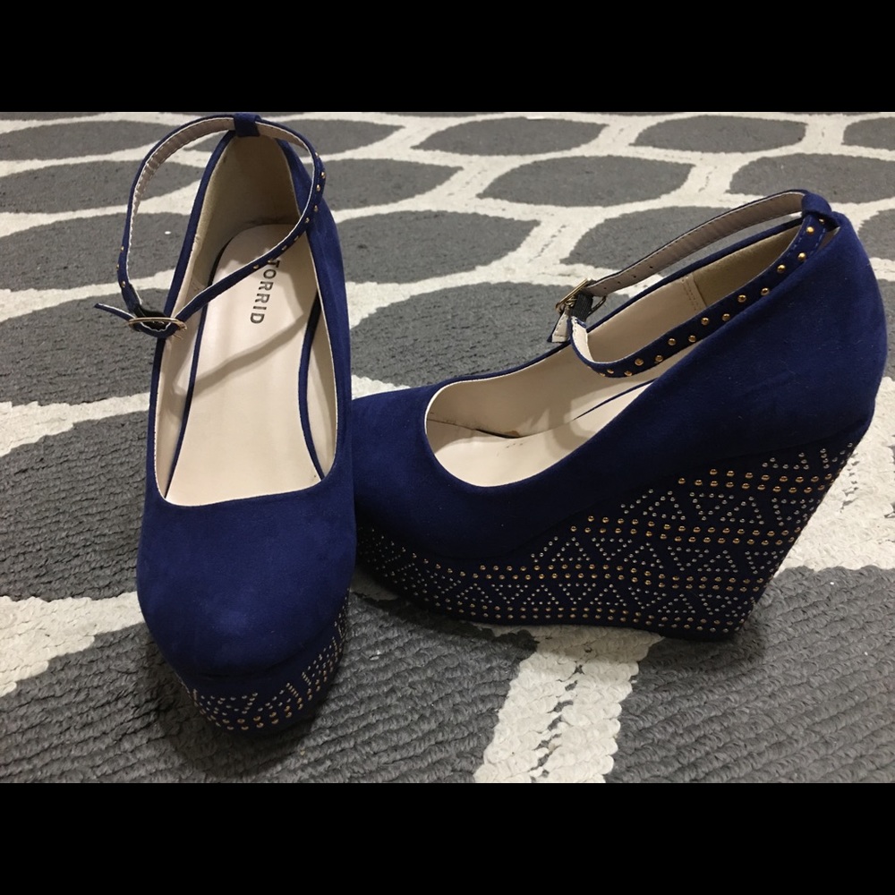 Blue and gold wedges